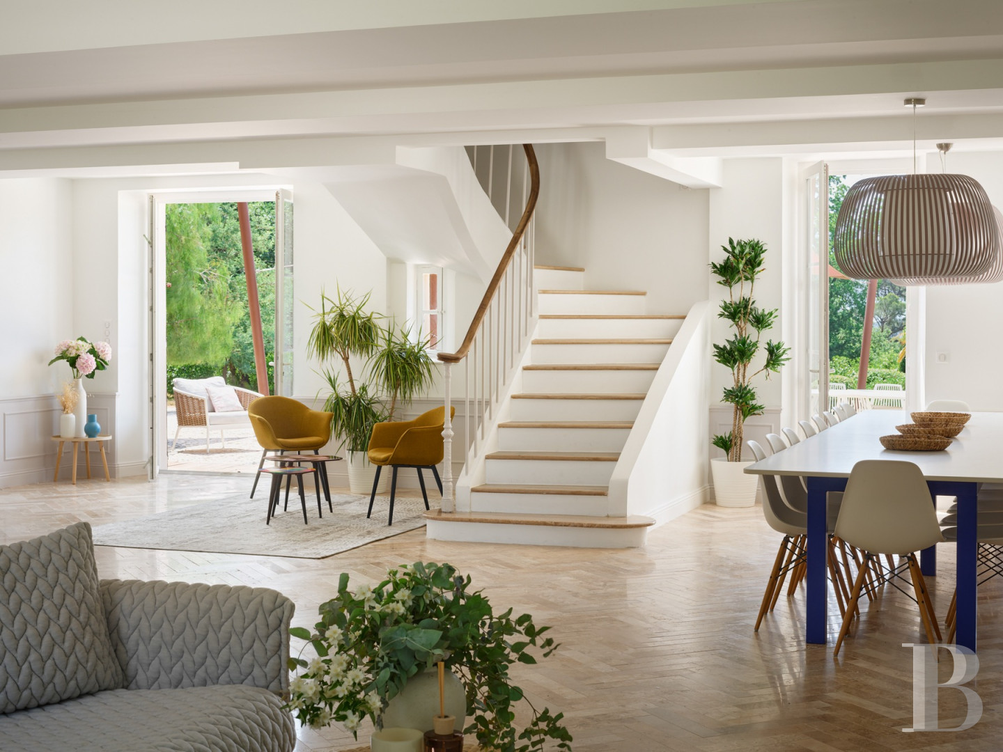 A renovated farmhouse surrounded by extensive grounds leading down to the sea, between Toulon and Hyères on the Var coast - photo  n°11